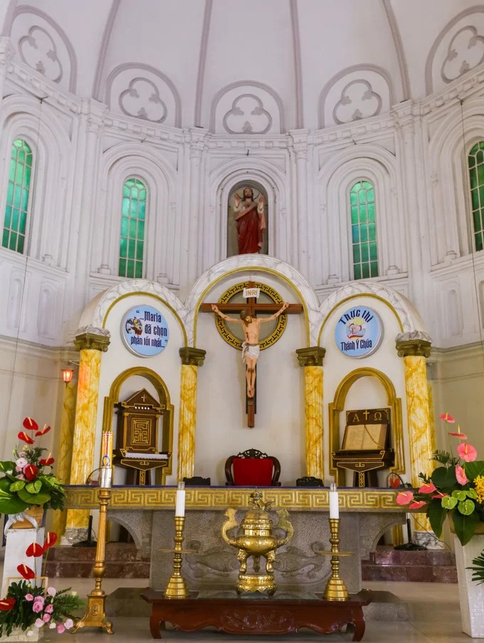 Cung thánh trang trí đơn giản nhưng trang nghiêm với bức tượng Chúa trên cây thánh giá. Toàn bộ thánh đường được thiết kế cho 1.500 giáo dân dự lễ.