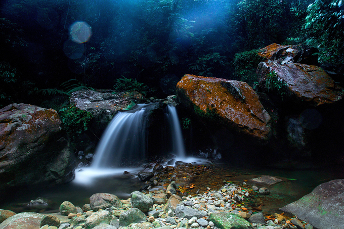 Khám phá suối Cửa Tử, khách du lịch còn bắt gặp những thác nước nhỏ hơn ở hai bên đường. Hành trình dài khoảng 10 km đường rừng núi, du khách muốn trải nghiệm nên liên hệ trước các đơn vị tổ chức tour trekking hoặc người dân địa phương để bảo đảm an toàn.
