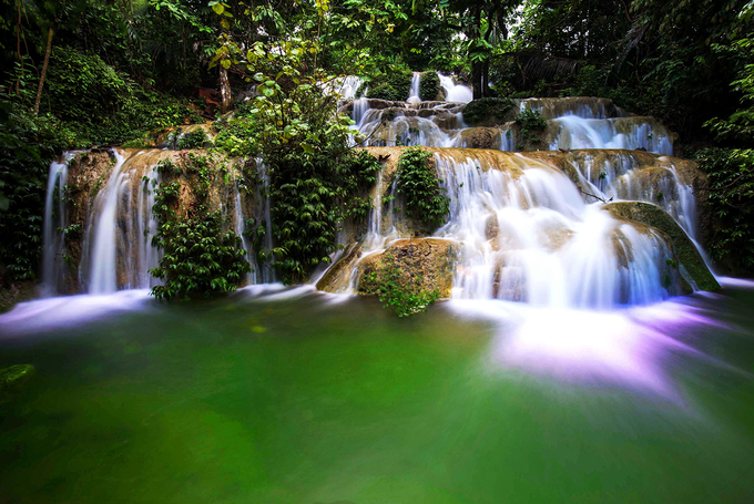 Nằm cách thác Mưa Rơi khoảng 3 km là thác Thần Sa gồm thác chính và hai thác phụ ở hai bên, chỉ xuất hiện trong mùa mưa.