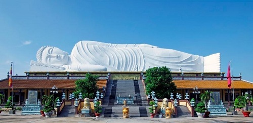 Chùa Khánh Hội với kiến trúc tượng Phật nằm nổi tiếng ở Bình Dương. Ảnh: Vntrip.