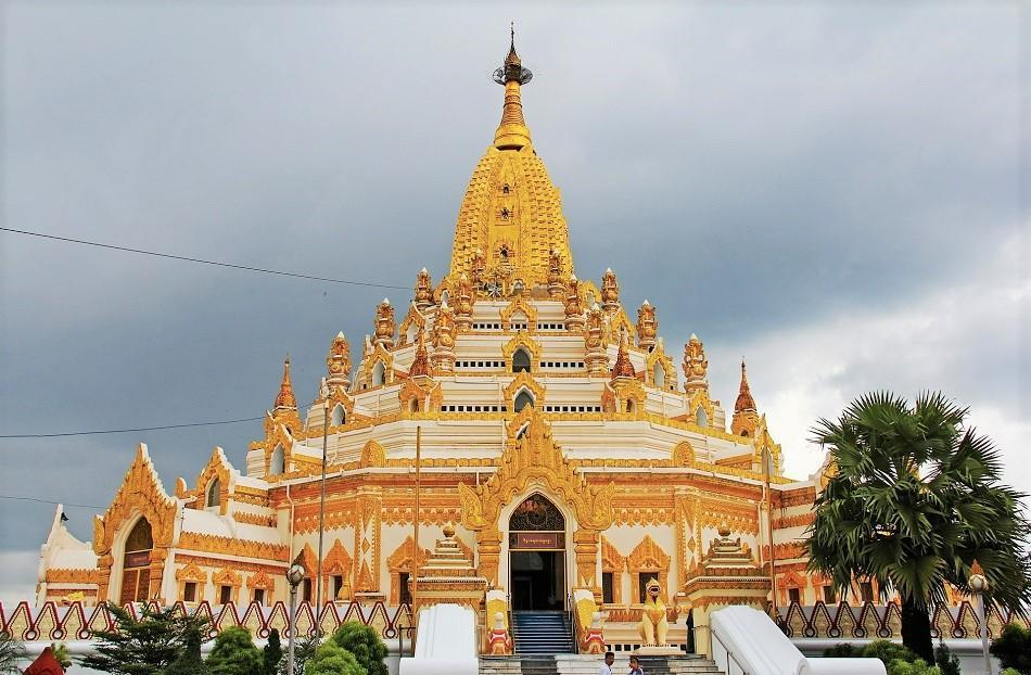Swe Taw Myat: Cũng nằm ở Yangon, Swe Taw Myat được thiết kế đối xứng với bên trong là các bức tượng, đồ vật dát vàng. Đây là một trong những ngôi đền đẹp nhất ở Myanmar. Hàng năm, khi tới đây hành lễ, người dân địa phương thường mang theo những lá vàng để dát lên pho tượng Phật, cầu phước lành.