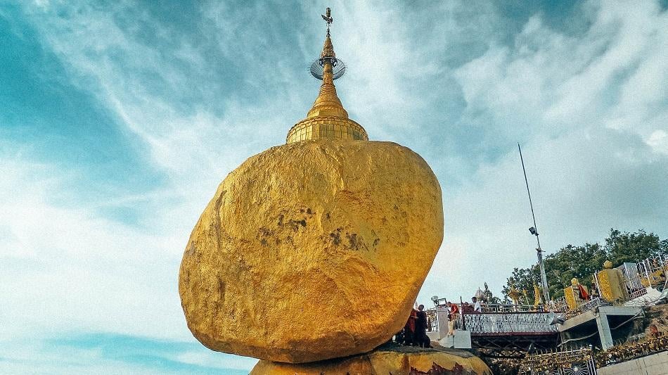 Kyaiktiyo: Nằm ở bang Mon, cách Yangon khoảng 200 km về hướng đông bắc, ngôi chùa nhỏ Kyaiktiyo ấn tượng bởi nằm bên mép một tảng đá vàng lớn, vững chãi trên vách núi cheo leo hàng nghìn năm. Nơi đây sở hữu khá nhiều tượng Phật và chuông vàng giá trị. Một số tượng Phật ở chùa được khảm hàng nghìn viên đá quý, kim cương.