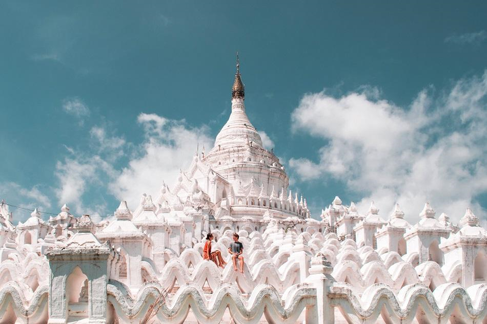 Mahamuni: Nằm ở phía tây nam thành phố Mandalay, cách Yangon hơn 700 km, Mahamuni là thánh tích Phật giáo nổi tiếng và là trung tâm hành hương quan trọng của Phật tử Myanmar. Điểm đến này nổi bật với bức tượng Phật cao 3,8 m, nặng 6,5 tấn làm bằng vàng và trang trí bằng đá quý. Những Phật tử và du khách đến đây sẽ dát lên bức tượng các lớp vàng lá chồng lên nhau.