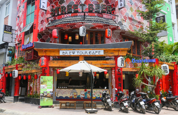 Một quán cà phê trên đường Hoa Mai (quận Phú Nhuận, TP HCM) thu hút du khách với tông màu đỏ rực từ ngoài vào trong. Quán được thiết kế theo phong cách văn hóa Nhật Bản, mới hoạt động gần một tháng nay.