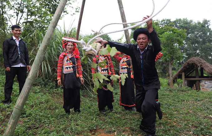 Tết Mùa mưa (Dế khù chà) được tổ chức vào tháng 5 âm lịch hàng năm, khi bắt đầu mùa mưa và lúa đã đến thì con gái. Dân bản sẽ họp bàn và thống nhất ngày cúng, thường được chọn là ngày hợi (con lợn) hoặc ngày thìn (con rồng).  Trước ngày diễn ra lễ cúng sẽ có lễ dựng cây đu, đây là phong tục cổ truyền lâu đời của người Hà Nhì ở vùng cao Tây Bắc (chủ yếu tập trung ở Lai Châu, Lào Cai, Điện Biên).