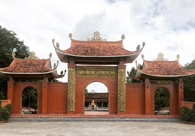 Thiền viện Trúc Lâm Phương Nam nằm ở xã Mỹ Khánh, huyện Phong Điền, cách trung tâm thành phố Cần Thơ khoảng 15 km. Đây là một trong những công trình Phật giáo lớn nhất ở khu vực Tây Nam Bộ. Công trình được xây dựng từ tháng 7/2013, trên diện tích khoảng 4 ha và hoàn thành sau một năm. Ảnh: Robin Westerbeeke.