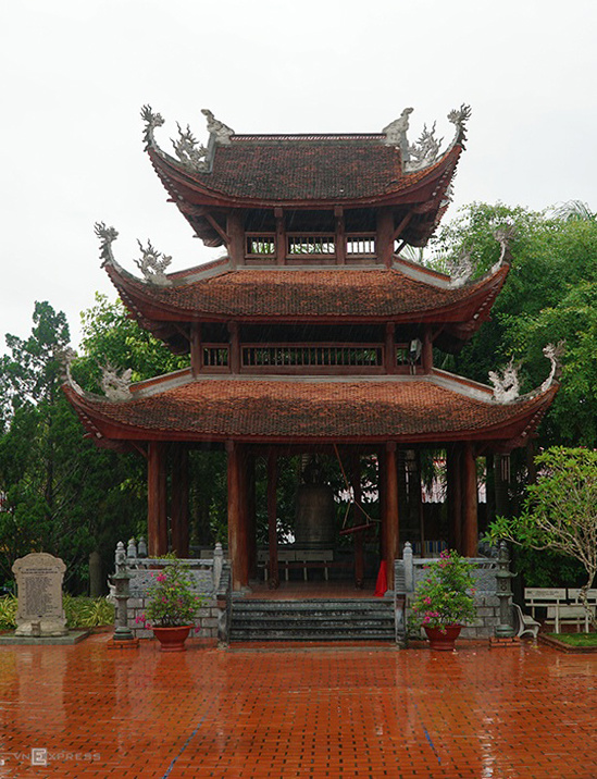 Lầu chuông, tháp trống được mô phỏng theo tháp chuông Chùa Keo ở Thái Bình. Vật liệu chính sử dụng để dựng chánh điện, nhà thờ Tổ, lầu chuông, tháp trống là gỗ lim nhập từ Nam Phi.