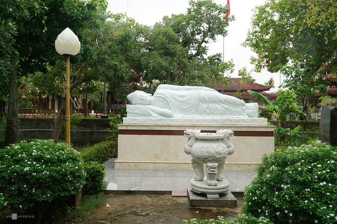 Sau khi lễ Phật và vãn cảnh chùa, du khách có thể đi ra khuôn viên bên ngoài, nơi có khu vườn xanh mát.