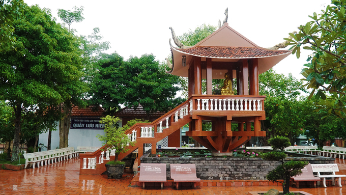Từ cổng vào thiền viện, du khách có thể thấy chùa Một Cột nằm giữa ao nước nhỏ tựa chùa Một Cột ở Hà Nội.