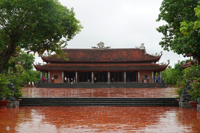 Chính điện (còn gọi là Đại Hùng Bửu Điện) là nơi Phật tử chiêm bái. Công trình này được dựng từ 44 cột gỗ lim cỡ vòng tay ôm của người lớn. Tất cả cột trụ đều được đặt trên đá xám vân mây, chạm trổ hình hoa sen cách điệu.