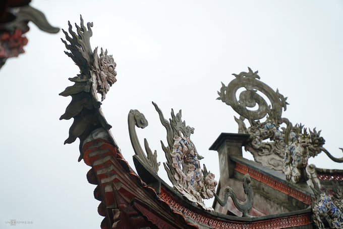 Phần chánh điện lợp ngói tám mái theo phong cách kiến trúc thời Trần, Tổ điện lợp ngói bốn mái theo phong cách thời Lý.