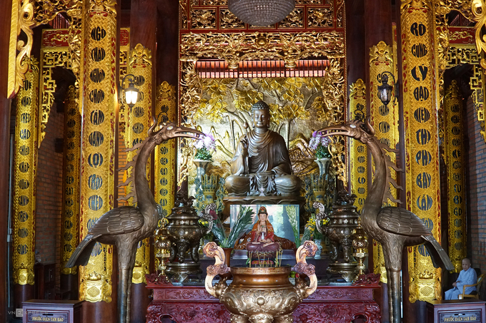 Chánh điện nằm giữa khuôn viên thiền viện, gồm 2 tầng 8 mái chạy dài. Tượng Phật Thích Ca Mâu Ni thờ trong chánh điện bằng đồng nặng 3,5 tấn. Bức tượng đúc Phật ngồi và tay cầm cành hoa (niêm hoa vi tiếu).