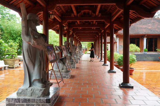 Phật tử và du khách có thể men theo lối ở bên hông chánh điện dẫn ra phía sau nhà Tổ. Dọc hai lối đi cũng là tượng của các vị La Hán kèm tranh ảnh giới thiệu các hoạt động của thiền viện.