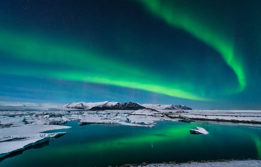 Iceland: Nằm gần vòng Bắc Cực, vùng Bắc Đại Tây Dương, Iceland là một trong những điểm đến đáng giá nhất để chiêm ngưỡng cực quang. Tại thủ đô Reykjavik, bạn có thể bắt gặp ánh cực quang nhảy múa trên bầu trời. Tuy nhiên, để ngắm hiện tượng này dễ dàng hơn, bạn nên ra khỏi thành phố, ghé thăm đầm phá sông băng Jokulsarlon nổi tiếng của Iceland. Tới đây, du khách sẽ được thưởng thức bữa tiệc ánh sáng đáng nhớ. Ảnh: Mynewsdesk.