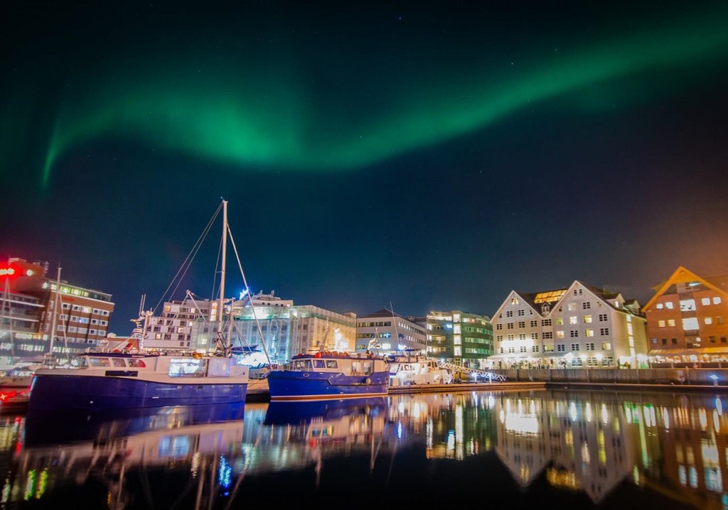 Na Uy: Thành phố Tromso ở Na Uy thu hút nhiều tín đồ đam mê săn cực quang không chỉ bởi việc di chuyển bằng đường hàng không thuận lợi mà còn vì địa điểm này nằm chính giữa oval cực quang. Đây là nơi những luồng sáng “khó bắt” nhất thường xuyên xuất hiện. Ngoài cực quang, du khách còn được hòa mình vào những lễ hội ẩm thực và âm nhạc quanh năm. Ảnh: Origo.