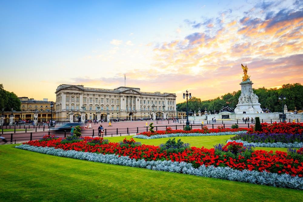 Cung điện Buckingham, Anh: Với vai trò là văn phòng và dinh thự của Nữ hoàng, nơi đây thuộc một trong số ít các cung điện hoàng gia còn hoạt động trên thế giới hiện nay. Cung điện dài 108 m ở phía trước, sâu 120 m, cao 24 m và có 775 phòng. Mỗi mùa hè, Nữ hoàng sẽ mở cửa cho người dân tới tham quan. Ảnh: Visitlondon.