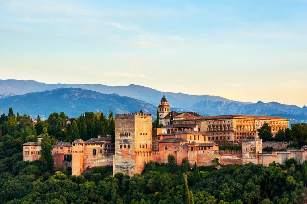 Cung điện Alhambra, Andalusia, Tây Ban Nha: Nằm trên đỉnh al-Sabika, bên tả ngạn sông Darro, đây được coi là viên ngọc của văn hóa Moorish với đài phun nước nhỏ giọt, lá cây xào xạc và những bài thơ cổ được viết trên đá. Tên gọi cung điện xuất phát từ từ al-qala hèa al-hamra, trong tiếng Arab có nghĩa là lâu đài đỏ bởi màu gạch đặc trưng của nơi này. Ảnh: Lonely Planet.