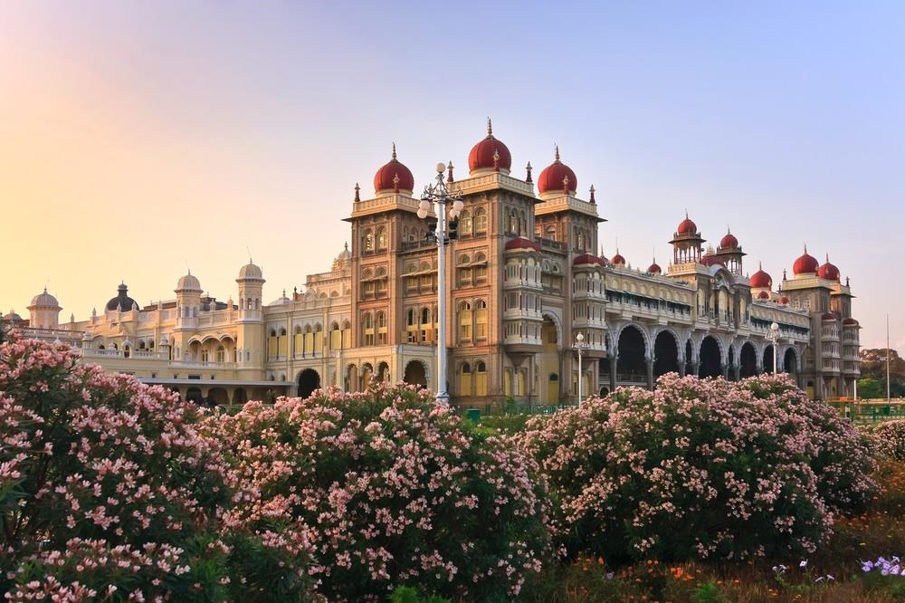 Cung điện Mysore, Ấn Độ: Nơi đây được xây dựng bằng đá granit xám với mái vòm sử dụng đá cẩm thạch hồng. Bên trong là hai phòng họp lễ lớn cùng 18 ngôi chùa. Nội thất được trang trí sang trọng với kính màu, gương, cửa gỗ trạm khắc cùng khu vườn rộng xung quanh. Đặc biệt, vào những ngày cuối tuần khi được thắp sáng bởi gần 100.000 ngọn đèn, cung điện càng trở nên nổi bật, lộng lẫy hơn. Ảnh: Wanderlust.