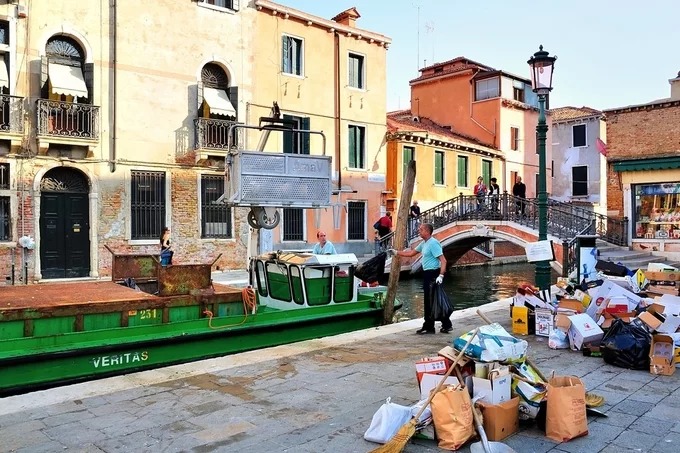 Vì là "thành phố của các kênh đào" nên vấn đề vệ sinh môi trường luôn được Venice chú trọng. Bạn tuyệt đối không được xả rác ra đường. Đồng thời, nếu thấy rác xung quanh thì bạn nên dọn sạch vào thùng rác bởi dù vô tình ngồi hoặc nằm gần rác cũng có thể khiến bạn vướng vào rắc rối vì bị hiểu lầm là người xả rác.
