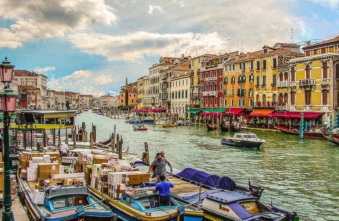 Tắm kênh bị cấm ở Venice. Bạn sẽ bị phạt 450 Euro (khoảng 11 triệu đồng) nếu bơi, ngâm mình trong bất kỳ vùng nước nào gần khu dân cư trong thành phố. Bên cạnh đó, nước ở đây thực sự không sạch sẽ, đôi khi bốc mùi hôi nên cũng không tốt nếu bạn liều mình muốn thử.