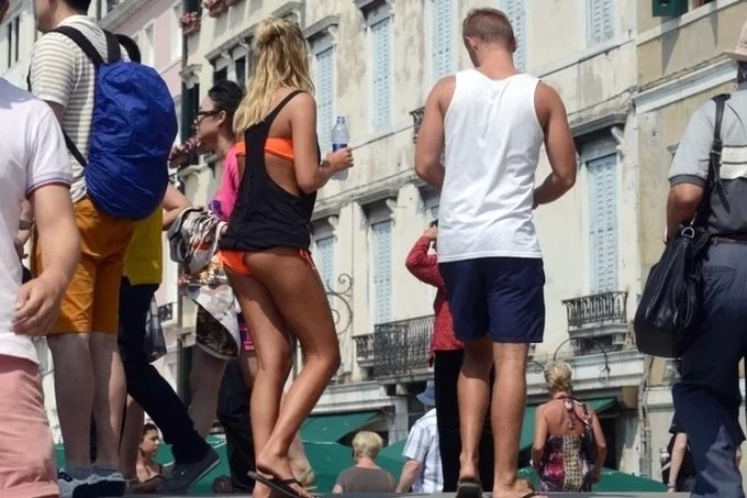 Bán khỏa thân hoặc mặc đồ bơi nơi công cộng có thể khiến bạn bị phạt 200 Euro (khoảng 5,1 triệu đồng).