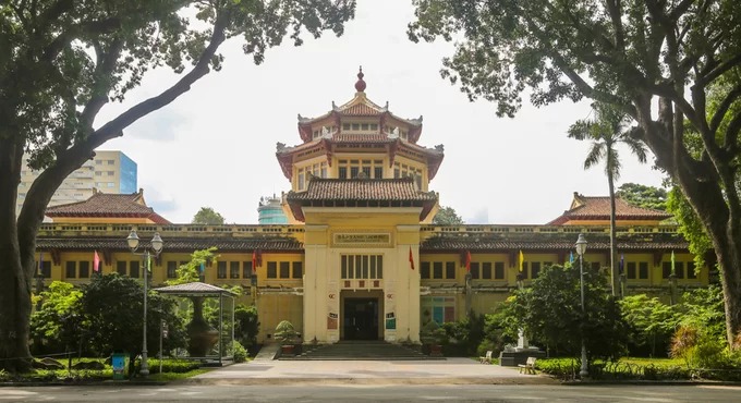 Bảo tàng lịch sử TP HCM (đường Nguyễn Bỉnh Khiêm, quận 1) xây dựng năm 1929, có tên ban đầu là Blanchard de la Brosse theo tên Thống đốc Nam Kỳ thời ấy.  Đây là bảo tàng đầu tiên ở Sài Gòn và cả miền Nam Việt Nam. Năm 1954, khi người Pháp rút đi, công trình đổi tên thành Viện Bảo tàng Quốc gia và mang tên như hiện nay sau năm 1975.  Khuôn viên bảo tàng rộng 6.000 m2, có mặt chính hướng ra Thảo Cầm Viên, đối diện là đền tưởng niệm vua Hùng.