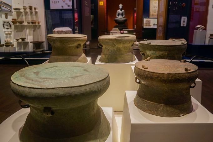 Hệ thống trưng bày của bảo tàng gồm hai phần chính. Phần đầu trưng bày các hiện vật của lịch sử Việt Nam từ tiền sử đến hết thời nhà Nguyễn. Phần còn lại là chuyên đề về văn hóa phía nam Việt Nam và một số nước châu Á.