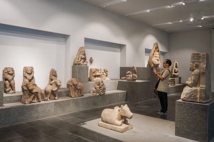 Khu trưng bày văn hóa Chămpa với nhiều tượng đá hình các vị thần, sinh thực khí, voi chiến... Hiện vật của các nước Trung Quốc, Campuchia, Nhật Bản, Thái Lan... cũng được giới thiệu trong bảo tàng.