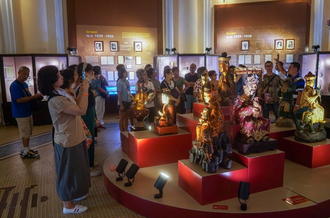 Bảo tàng lịch sử TP HCM thường được các đoàn lữ hành tổ chức đưa du khách vào tham quan khi đến Sài Gòn. Bảo tàng hoạt động cả tuần, giá vé là 30.000 đồng một người.