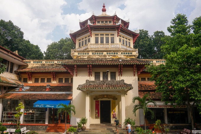 Mặt sau của bảo tàng hướng ra đường Nguyễn Bỉnh Khiêm.