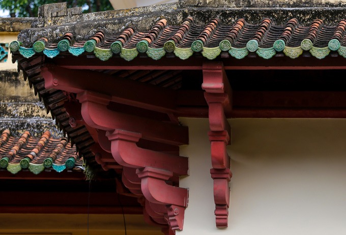 Mái của bảo tàng được lợp ngói ống và đưa ra khỏi tường bằng hệ thống dầm console. Phần nóc mái của bảo tàng mang nét kiến trúc Á Đông kết hợp kỹ thuật xây dựng phương Tây.