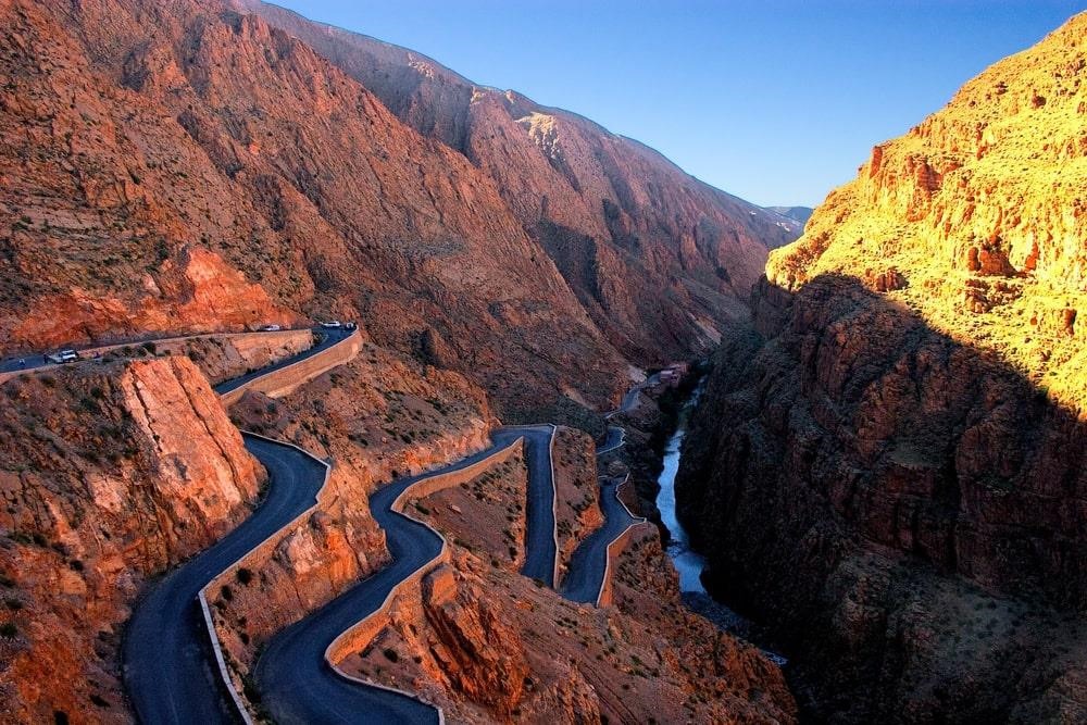 Nằm giữa dãy núi Atlas và Anti-Atlas, Morocco, con đường Dades Gorges quanh co, uốn lượn, được cho là nguy hiểm nhất thế giới. Với phong cảnh sa mạc tuyệt đẹp, những ngôi làng và rặng cọ ven đường, nơi đây còn được mệnh danh là một trong những tuyến đường đẹp nhất trên thế giới. Ảnh: Mr_reverend.