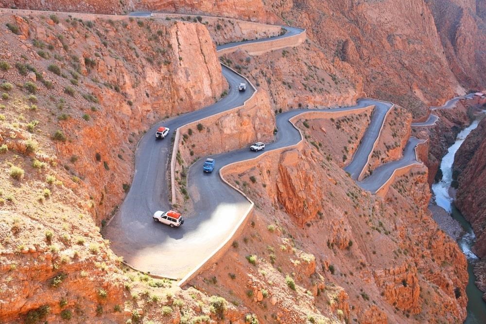 Thung lũng Dades sở hữu khung cảnh khó bắt gặp ở nơi nào khác trên thế giới với một phía tuyết rơi và bán sa mạc hùng vĩ phía còn lại. Quãng đường dễ nhất để đến Dades Gorges là xuất phát từ thị trấn nhỏ Boumalne, cách thành phố Ouarzazate 116 km phía đông bắc và Tinerhir 53 km, di chuyển khoảng 63 km qua hẻm núi đến Msemrir. Ảnh: Vladimir Melnik.