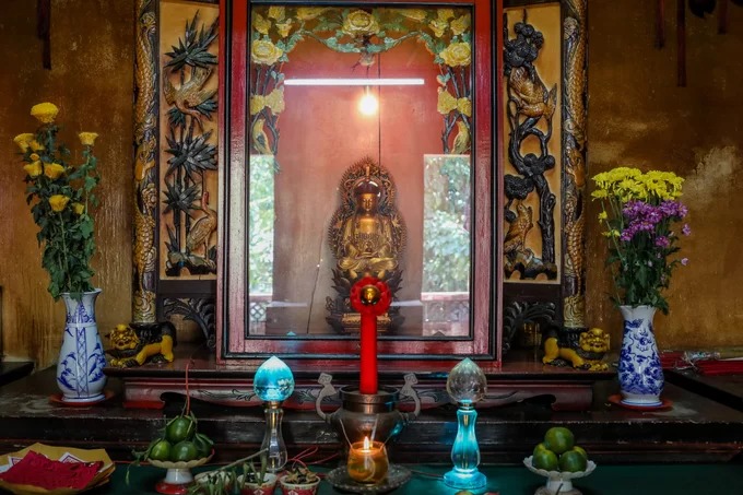 Bàn thờ Phật được đặt trang nghiêm trong tủ kính trên tầng hai của viện.