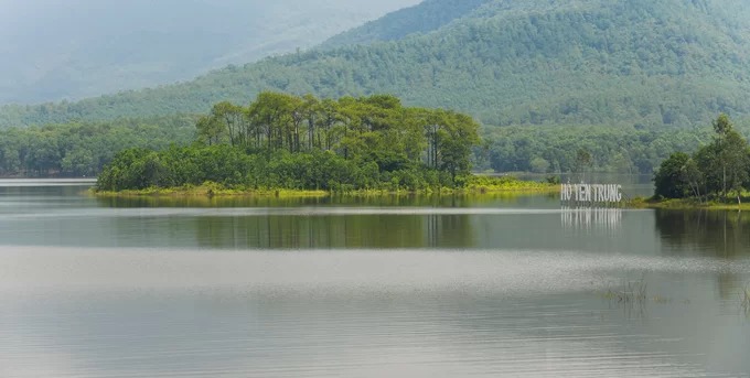 Yên Trung là hồ nước ngọt lớn ở tỉnh Quảng Ninh, rộng khoảng 100 ha, thuộc phường Phương Đông (TP Uông Bí). Bao quanh hồ là màu xanh của những ngọn núi và các cánh rừng thông lâu năm, khiến nơi này được nhiều du khách ví như “Đà Lạt thu nhỏ” của Quảng Ninh.