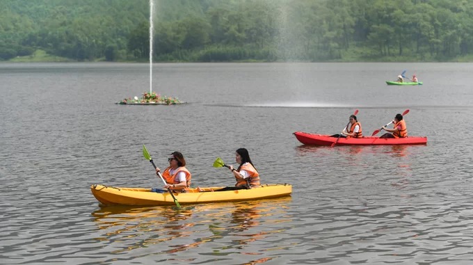 Điểm du lịch sinh thái “Vườn địa đàng” ở ven hồ khai trương tháng 9 năm ngoái mang đến các hoạt động như chèo thuyền kayak, xe đạp đôi dưới nước với giá khoảng 100.000 đồng một phương tiện, chơi trong 30 phút.