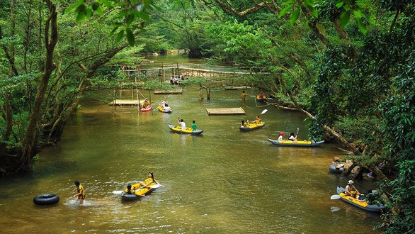 Bơi thuyền trên suối trong rừng Ozo - Ảnh: CÔNG THÀNH