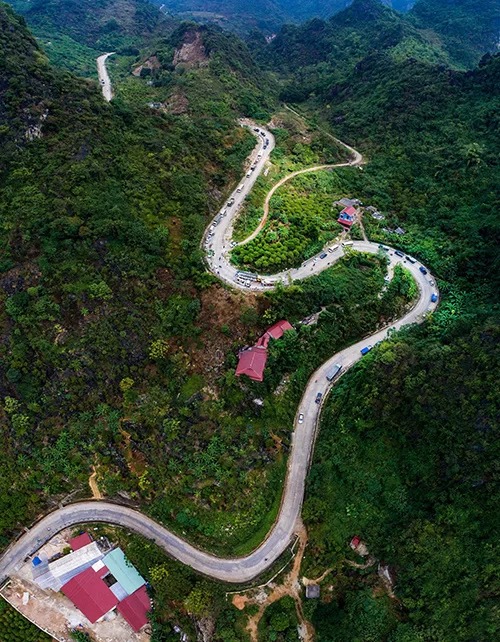 Con đường chạy qua Đèo Bén dài hơn một km, mang hình dáng uốn lượn nối thị trấn Đồng Mỏ với các xã vùng núi của huyện Chi Lăng.