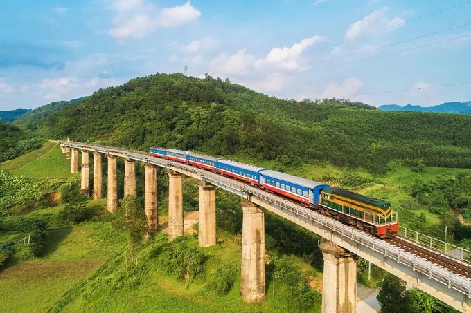 Đoàn tàu chạy qua cầu Bắc Thủy, huyện Chi Lăng, thuộc tuyến đường sắt Hà Nội – Đồng Đăng. Bên cạnh đó, nhà ga xe lửa Bắc Thủy còn là điểm nối với các ga Đồng Mỏ, Bản Thí ở huyện Chi Lăng.