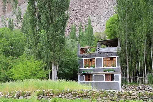 Ngôi nhà khang trang nhất làng Turtuk, với những cây mơ được trồng bên nhà.
