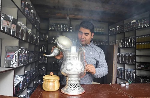 Cửa hàng duy nhất bán mơ sấy khô ở làng Turtuk. Chủ quán pha trà mơ trong chiếc bình bằng bạc để du khách nếm thử.