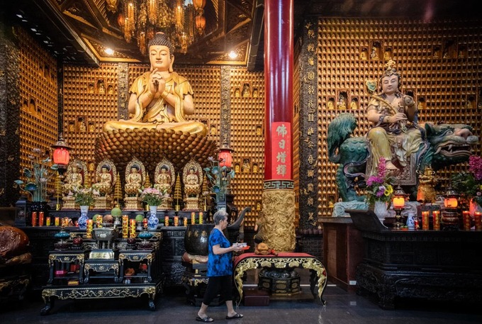 Đúng như tên gọi, chùa có hệ thống tượng Phật được xếp vào hàng kỷ lục tại Việt Nam. Những bức tượng được bài trí khắp các tầng, trong đó, tráng lệ nhất là Chánh điện (còn gọi là Đại điện Quang Minh), công trình quy tụ cả tượng nhỏ lẫn tượng lớn như: Thích Ca Mâu Ni, Bồ Tát Văn Thù, Bồ Tát Phổ Hiền...