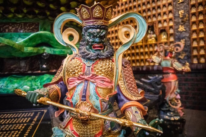 Ngoài tượng Phật, chánh điện còn có tượng Tứ đại Thiên vương được đặt theo bốn hướng. Trong các truyền thuyết của người Hoa, đây được xem là những người canh giữ thế giới và Phật pháp.