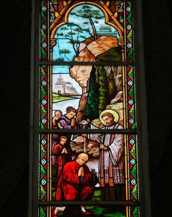 Lớp kính màu ở những ô cửa sổ là hình ảnh quen thuộc trong các nhà thờ. Mỗi lớp kính lại thể hiện câu chuyện trong kinh Thánh.