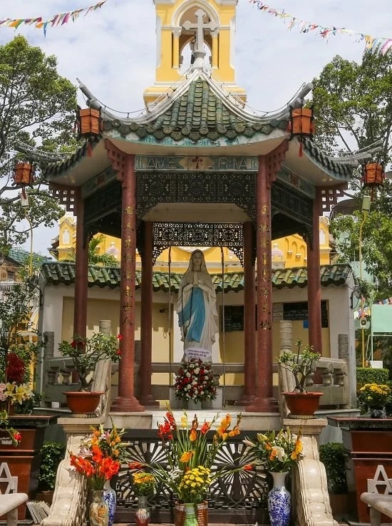 Ngay sau cổng vào là gian thờ Đức mẹ Maria, kiến trúc giống tiểu đình của người Hoa. Các cột sơn son thếp vàng có câu đối, trên các đầu đao treo lồng đèn.
