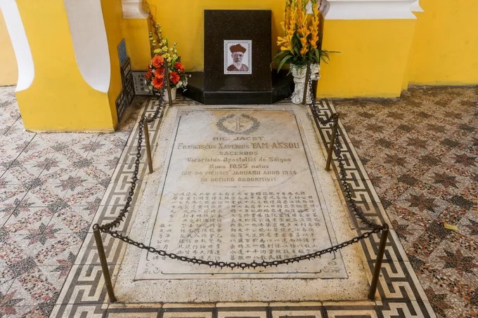 Cạnh lối vào đặt mộ phần Cha Tam khi ông qua đời năm 1934.