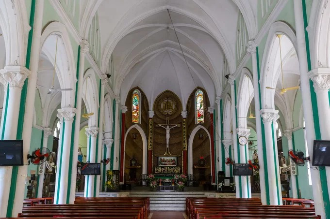 Kiến trúc bên trong thánh đường về tổng thể mang phong cách Gothic quen thuộc ở các nhà thờ do người Pháp xây dựng ở Việt Nam.