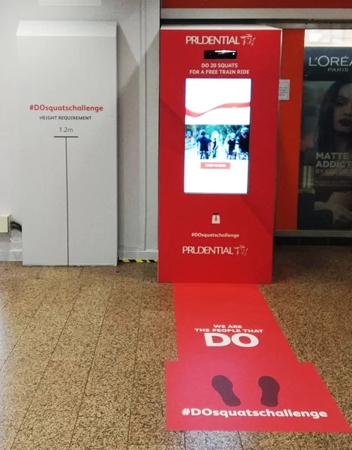 Nhằm khuyến khích người dân vận động thường xuyên, nâng cao sức khỏe, chính quyền Singapore cho lắp một thiết bị đặc biệt tại ga metro Tampines. Mỗi khi du khách tập được 20 động tác squats sẽ được free một chuyến trong ngày.