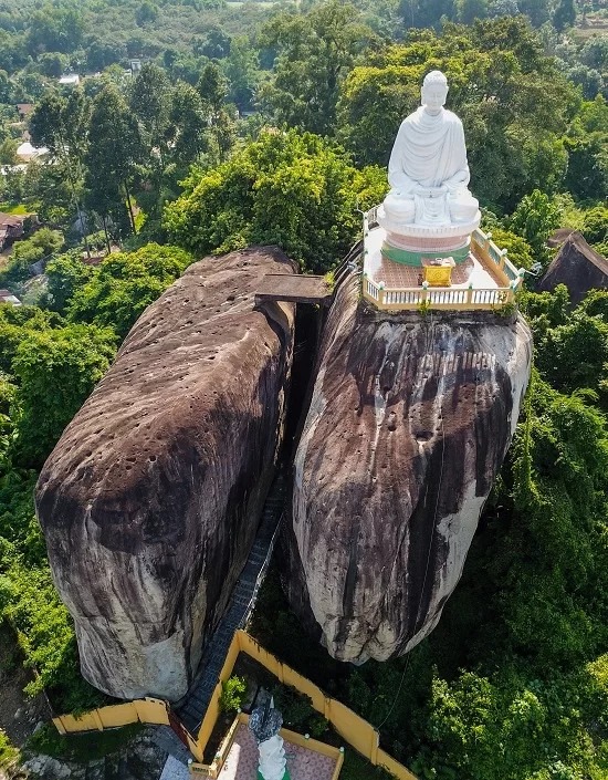 Phía tây nam cụm núi Đá Voi, còn gọi là Bạch Tượng, có hình như hai con voi lớn nằm cạnh nhau. Hòn đá có tượng Phật được ví là voi đực, kế bên gọi là voi cái.  Trên đỉnh của Đá Voi có tượng Phật Thích Ca của chùa Thiên Chơn, được xây dựng những năm 1970.