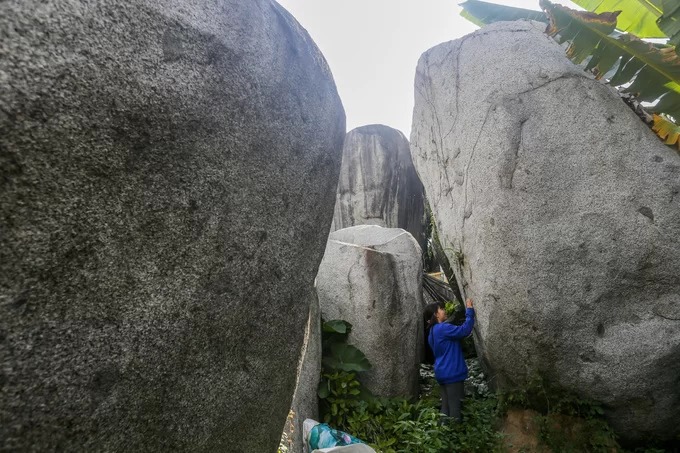 "Em thấy mình nhỏ bé khi đứng cạnh những tảng đá to lớn như vậy. Những khối đá đủ hình thù xếp chồng lên nhau tạo cảm giác như có thể rơi bất cứ lúc nào. Chính điều này lại thu hút du khách đến đây", Phan Trúc Ly (17 tuổi) chia sẻ.